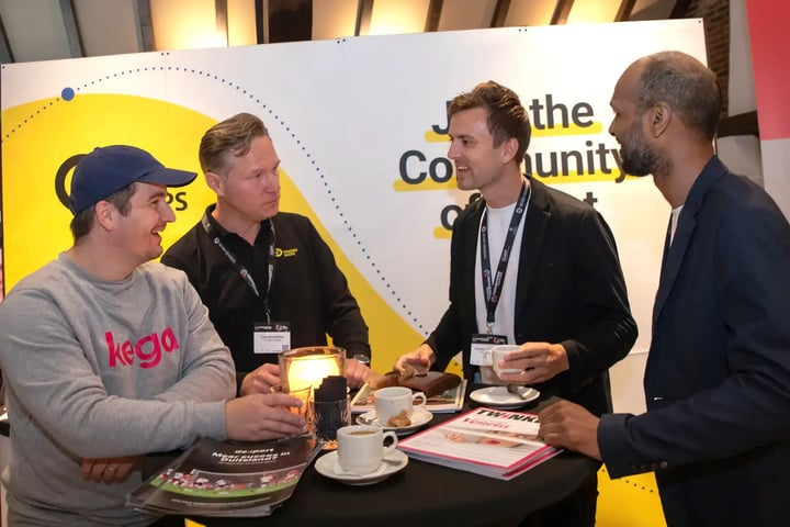 Trusted Shops-experts staan te praten aan hun stand tijdens CrossBorder Event 2024.