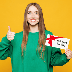 Foto van een vrouw die een kortingsbon voor 100 euro op de CrossBorder Event ticket vasthoudt